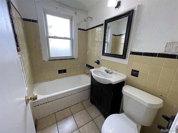 5th image of 15893 Indiana St