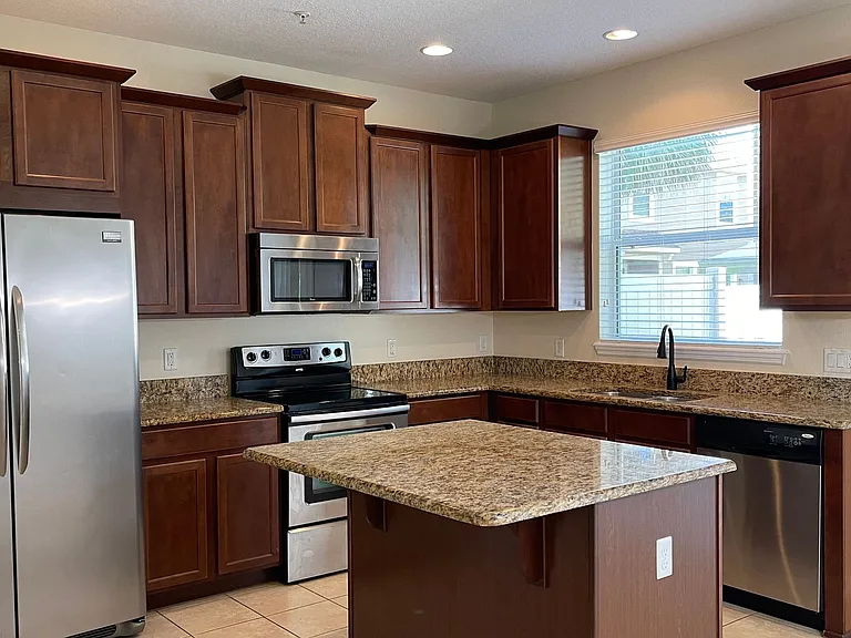 9484 Strongbark Ln — Photo 3