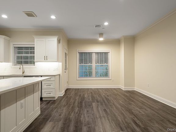 3rd image of 18 Creek Rd APT 604