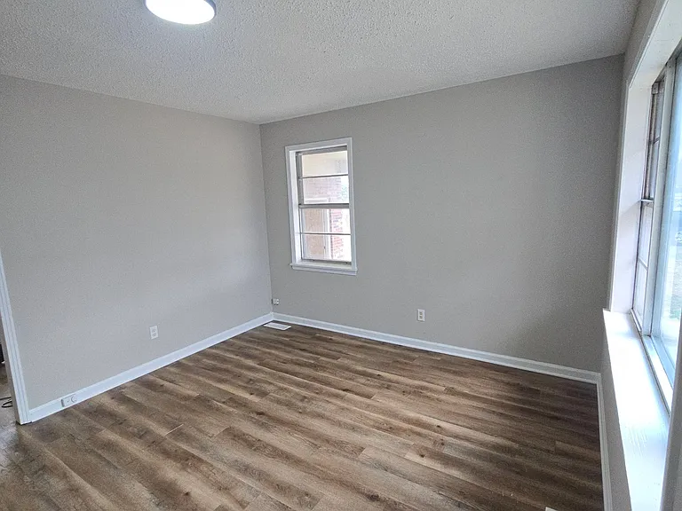 1496 E Jefferson St — Photo 5