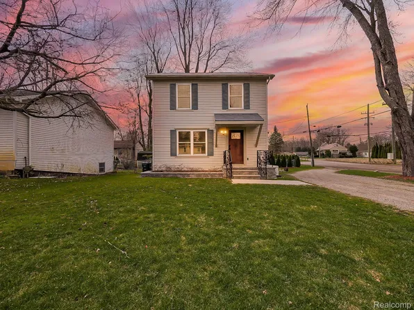 902 McClellan St, Lake Orion, MI 48362