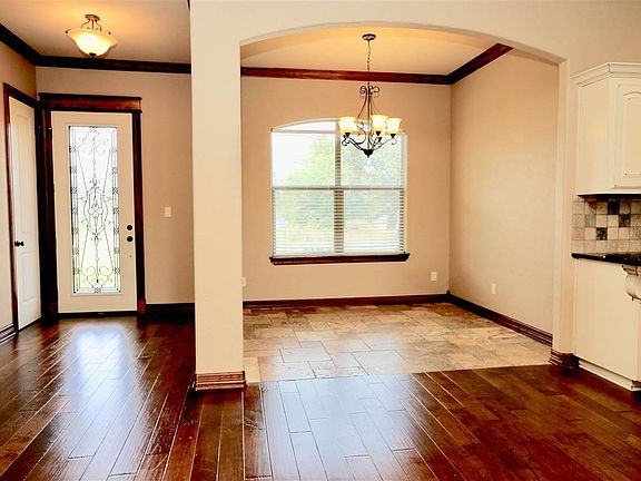 5th image of 520 Karabeth Ln