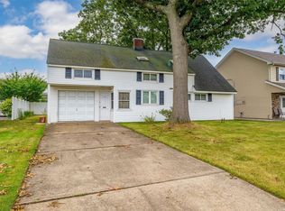 13 Fence Ln, Levittown, NY 11756