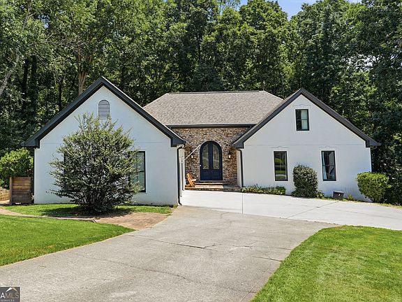 3rd image of 3325 Sweetwater Dr