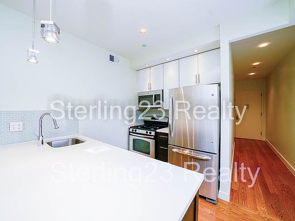 4th image of 2704 Hoyt Ave S APT 3A
