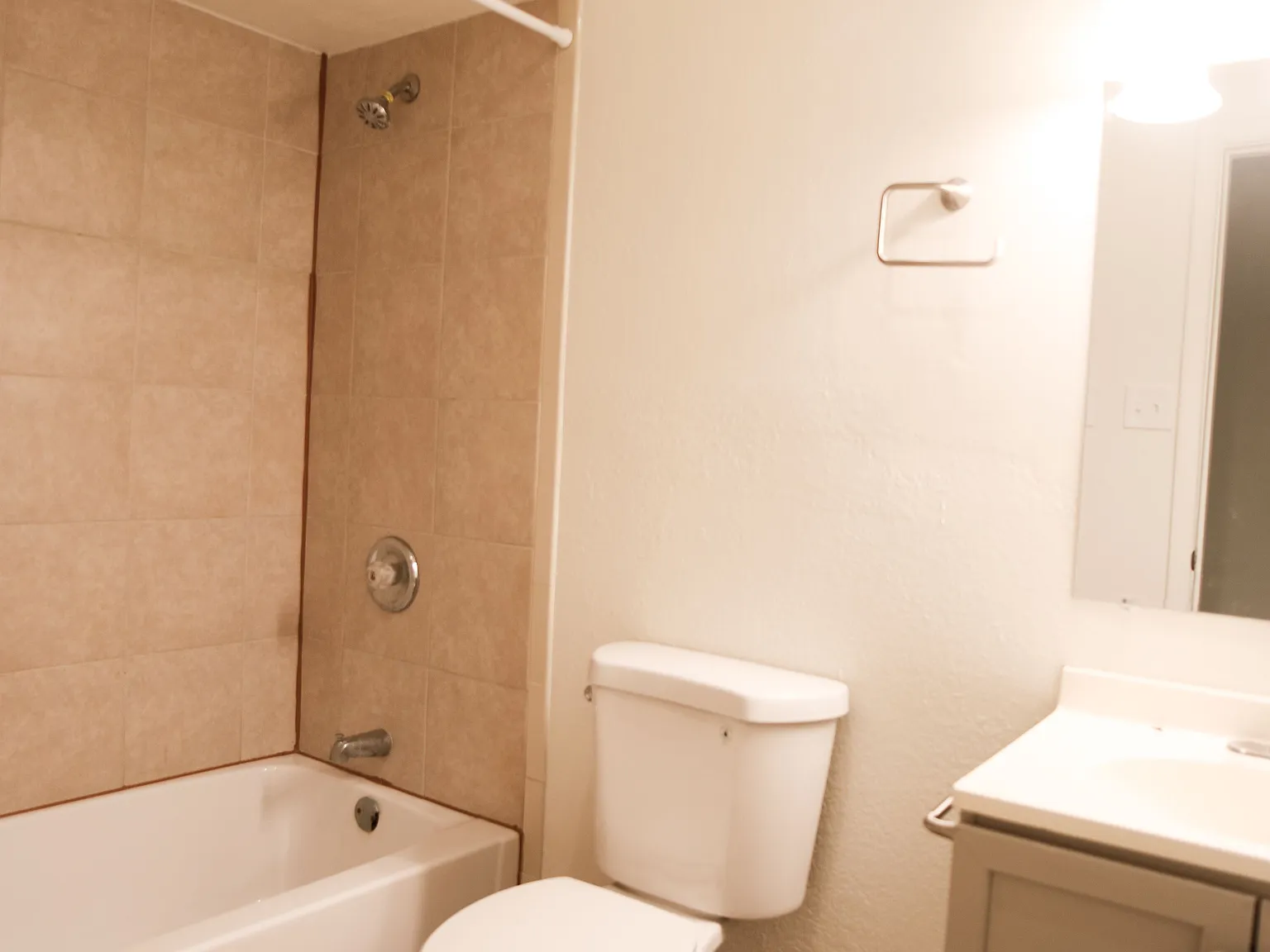 5 bed, 2.0 bath, 1671 sqft, $1,900 — Photo 3