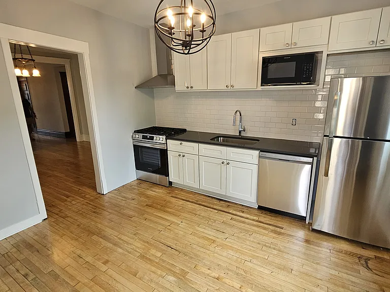 West Franklin Avenue Apartments — Photo 30