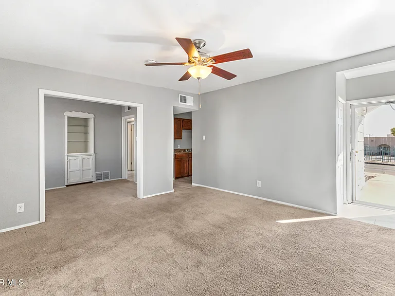 1015 N Clark Dr — Photo 8