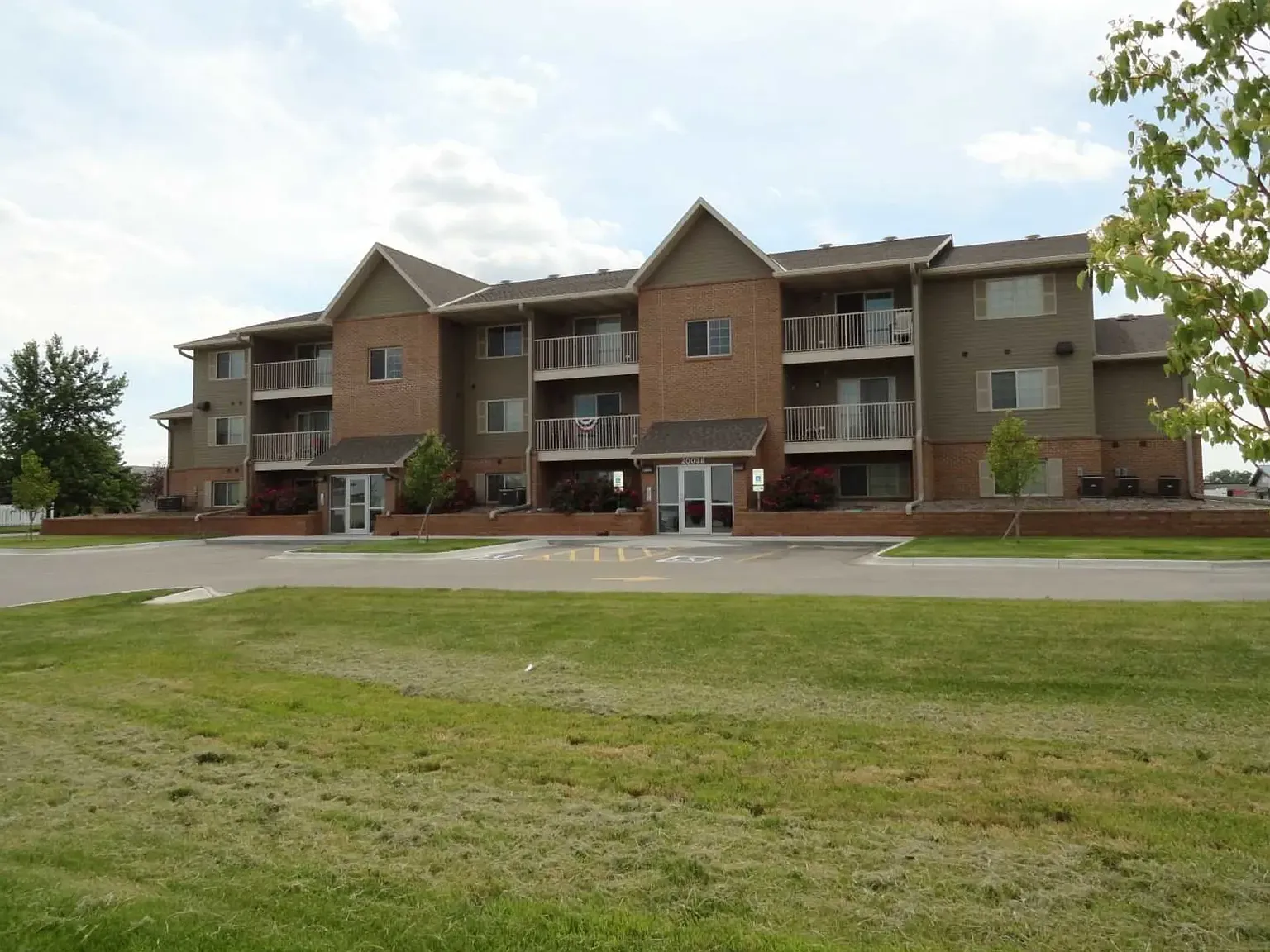 Elkhorn Ridge Apartments — Photo 2