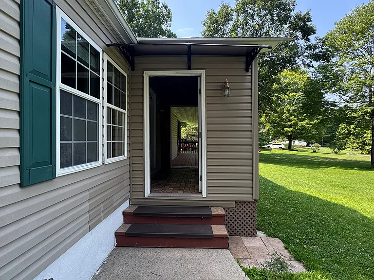 121 Taft Rd — Photo 2