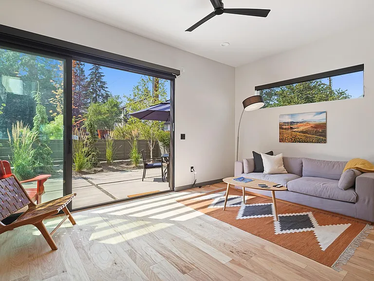36 SW Roosevelt Ave — Photo 2