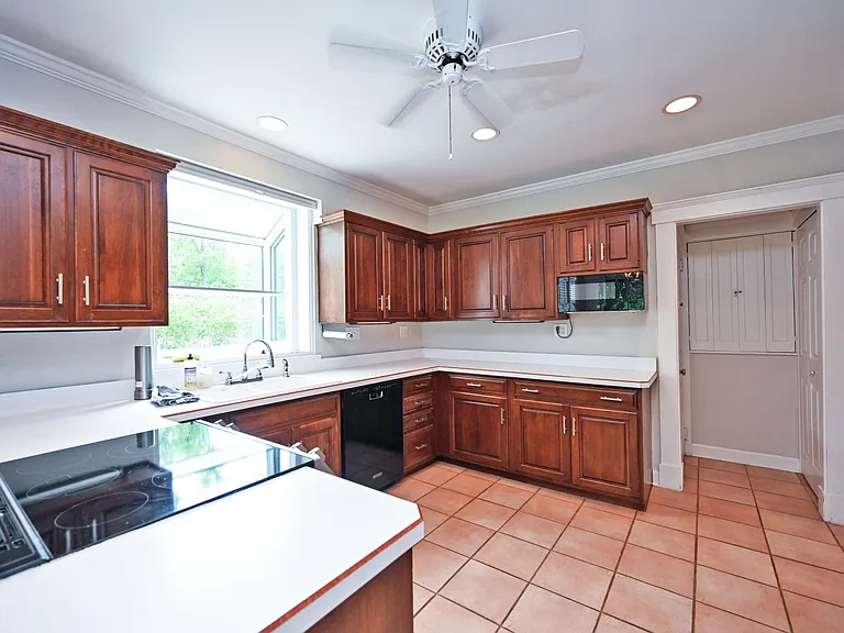 6900 Drake Rd — Photo 13