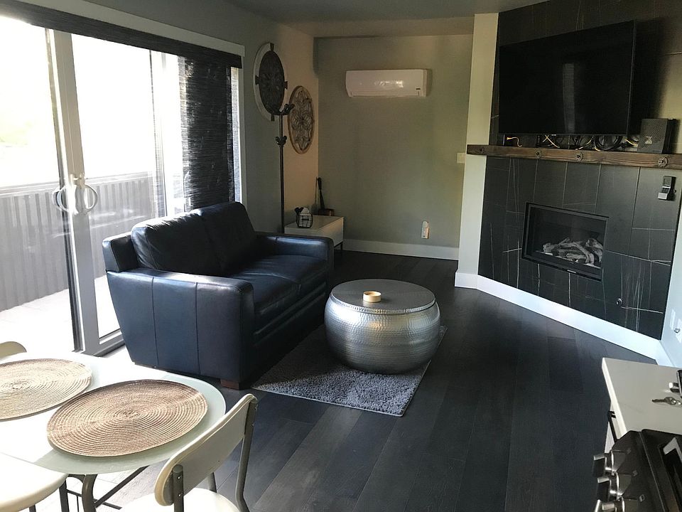 Living room with fireplace and split AC