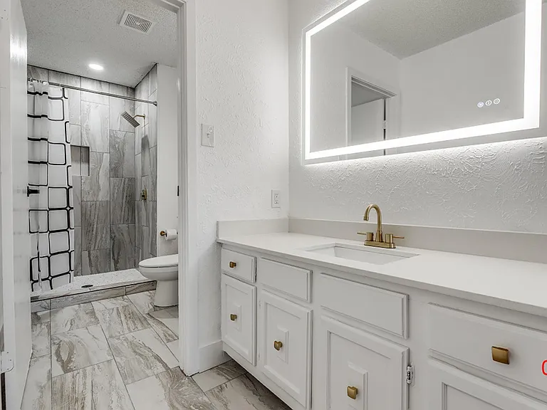 Full Private Bath for Room O