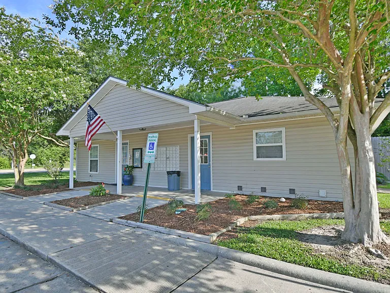 Spring Tree Apartments — Photo 4