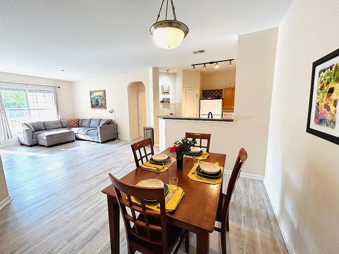 2 bed, 1113 sqft, $1,985 — Photo 4