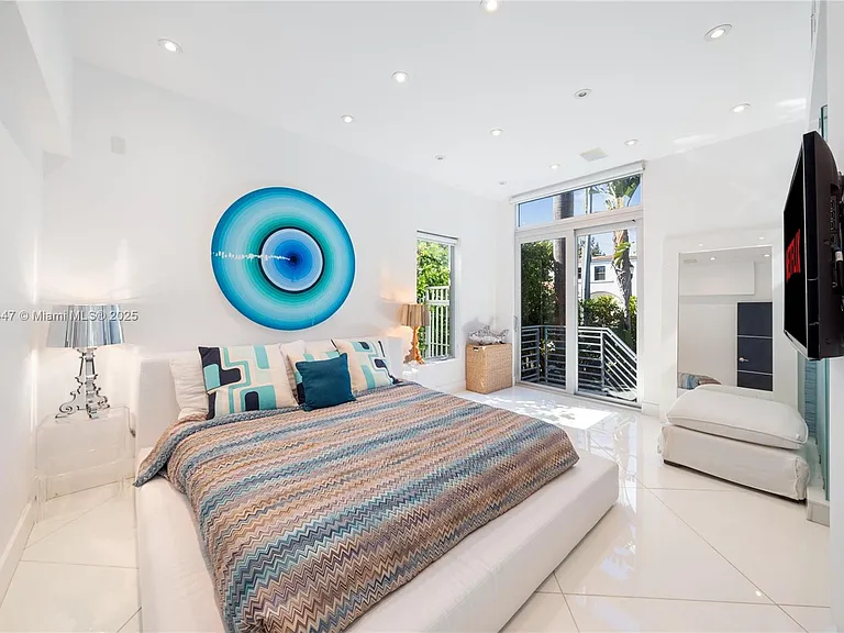 227 E Dilido Dr — Photo 65