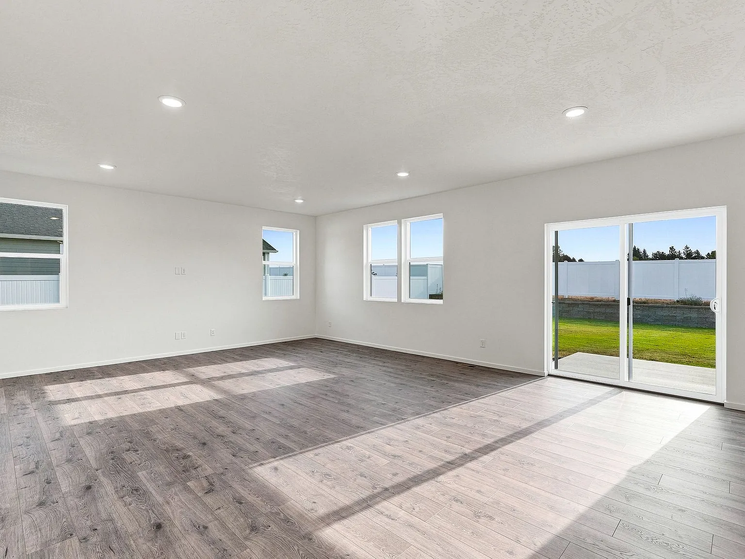 5 bed, 2525 sqft, $2,995 — Photo 3
