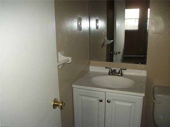 4th image of 233 W Ocean View Ave APT 2