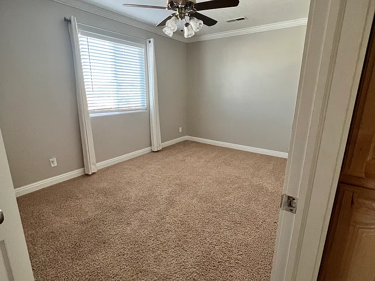 630 Spring Cir #B — Photo 5