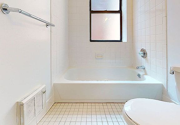 4th image of 203 E 71st St #1B