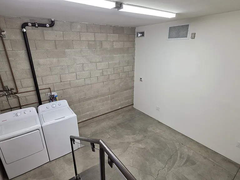 717 N Highland Ave #10 — Photo 16
