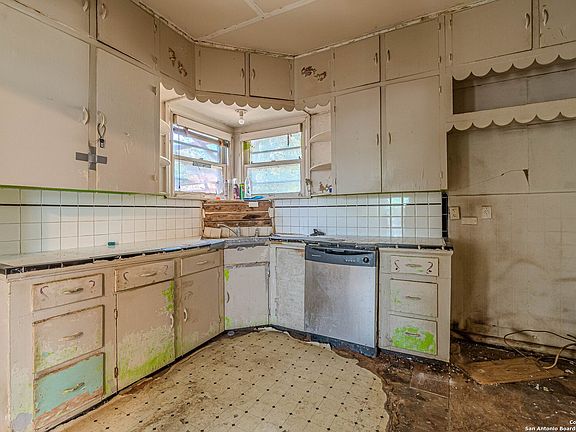 5th image of 428 ESSEX ST