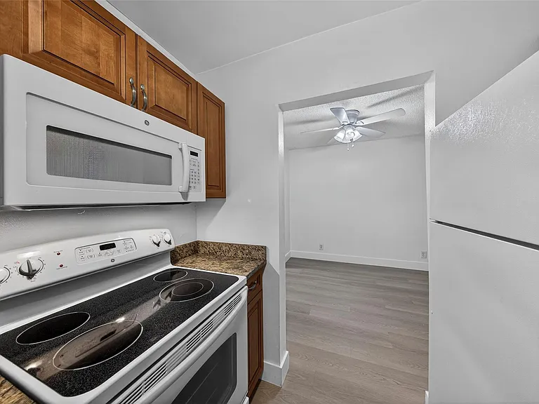 2201 NE 36th St #105 — Photo 11