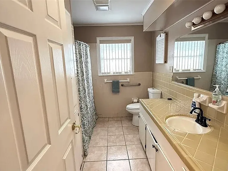 1603 Pena St — Photo 13