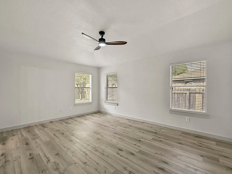 919 Flanagan Dr — Photo 12