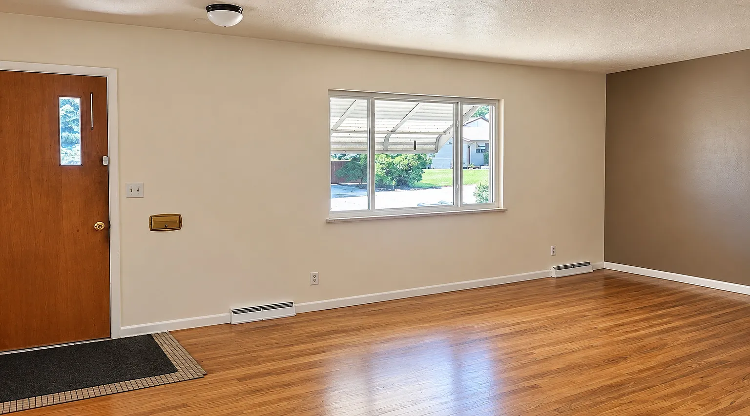 3 bed, 2052 sqft, $2,200 — Photo 2