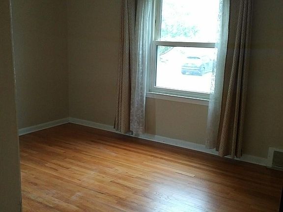5th image of 8420 Roseland Ct