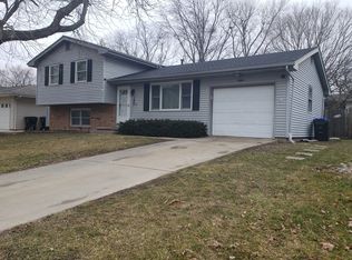 106 Greenleaf Dr, Bloomington, IL 61704