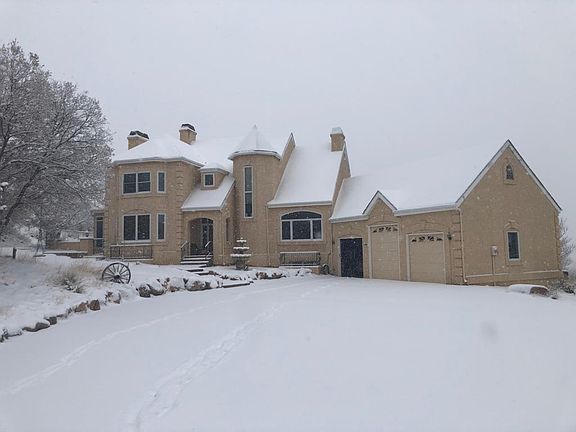 A beautiful front of the house. 3 car extended garage with a RV garage door. Expansive windows around the house to enjoy the views