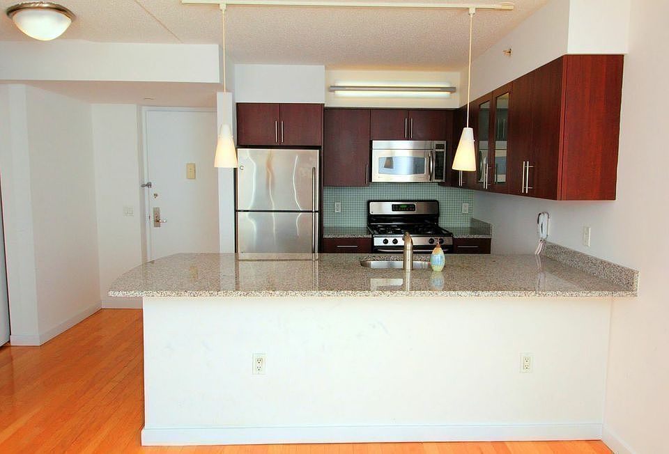 1st image of 555 W 23rd St APT N3l