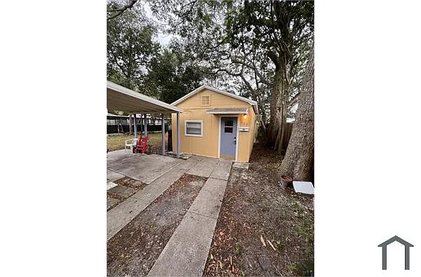 Building Photo - 923 Pinegrove Ave