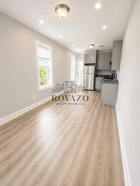 4 bed, 2.0 bath, 900 sqft, $2,450 — Photo 4