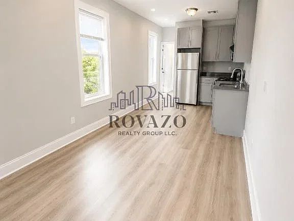 4th image of 186 Hawthorne Ave #2LC
