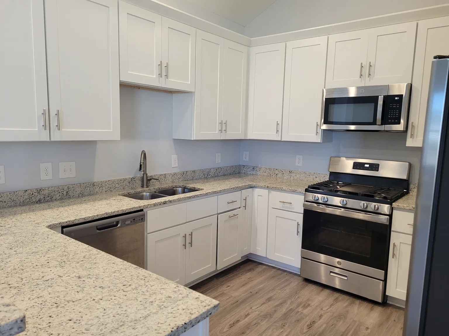 2207 Gardenview Ct (30B) - 1 — Photo 3