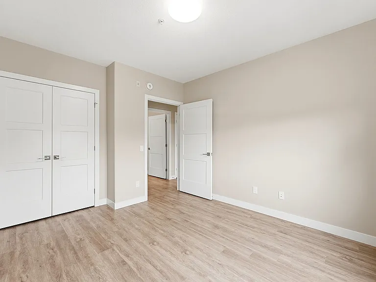 105 Oxford St — Photo 15