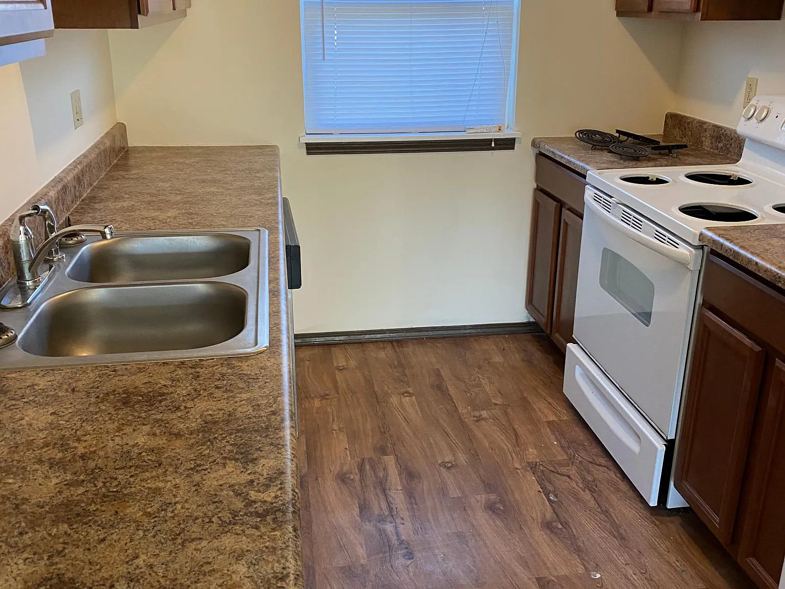 2 bed, 1.5 bath, 100 sqft, $1,100 — Photo 2