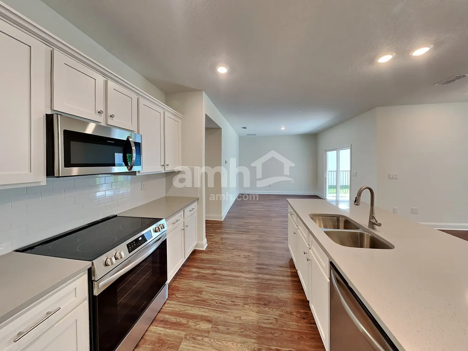 5 bed, 3.0 bath, 2215 sqft, $2,715 — Photo 3