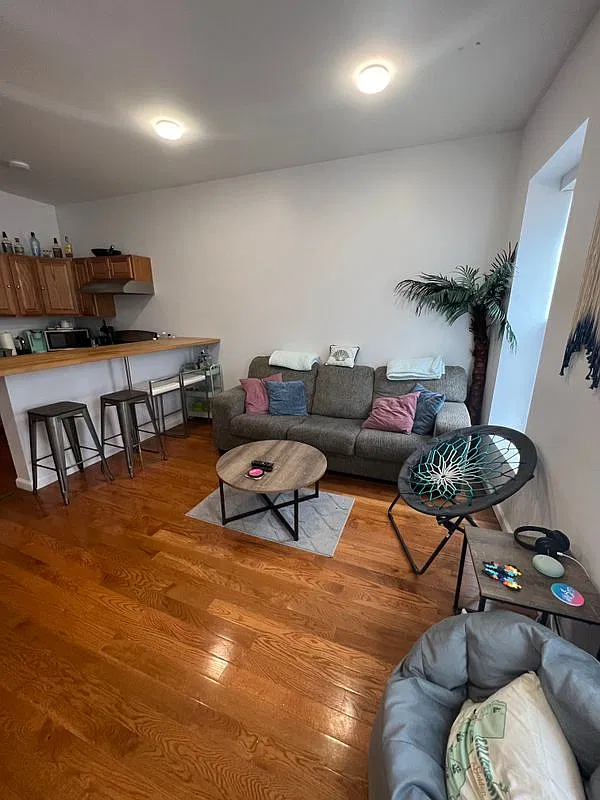 5 bed, 2.0 bath, 1400 sqft, $730 — Photo 2