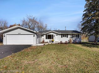 6604 Doyon Dr N, Waterford, MI 48327