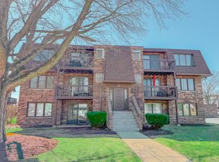207 Uteg St APT 302, Crystal Lake, IL 60014