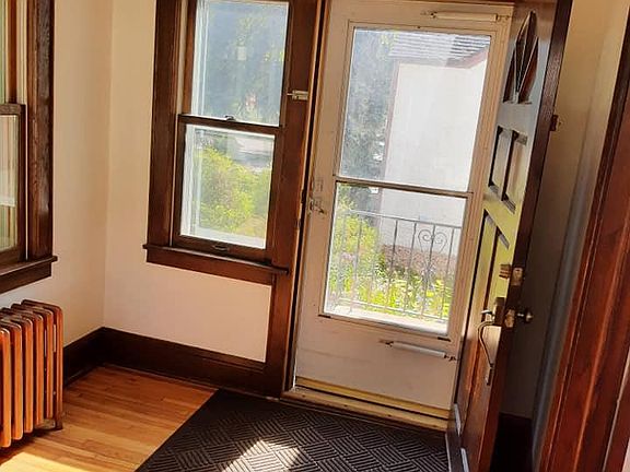 3rd image of 1918 Arthur St NE #1
