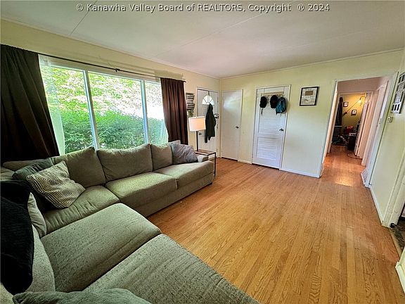 3rd image of 211 Valencia Pl