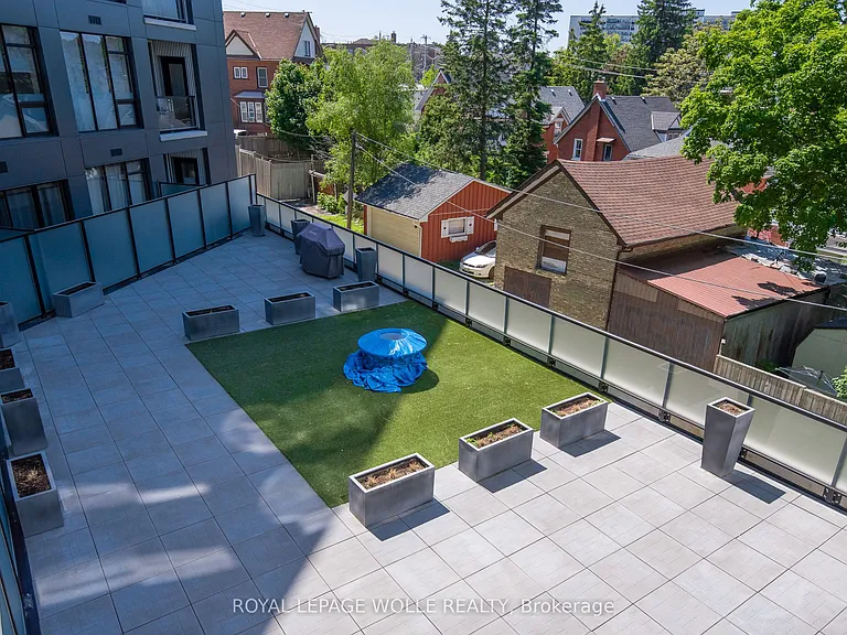 690 King St W #610 — Photo 35