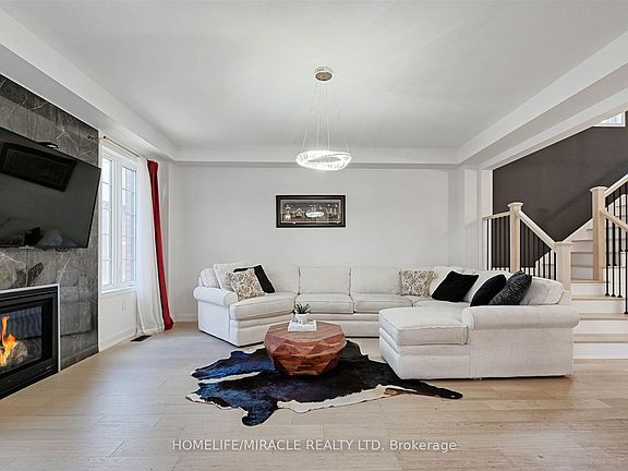 5th image of 50 Chorus Cres
