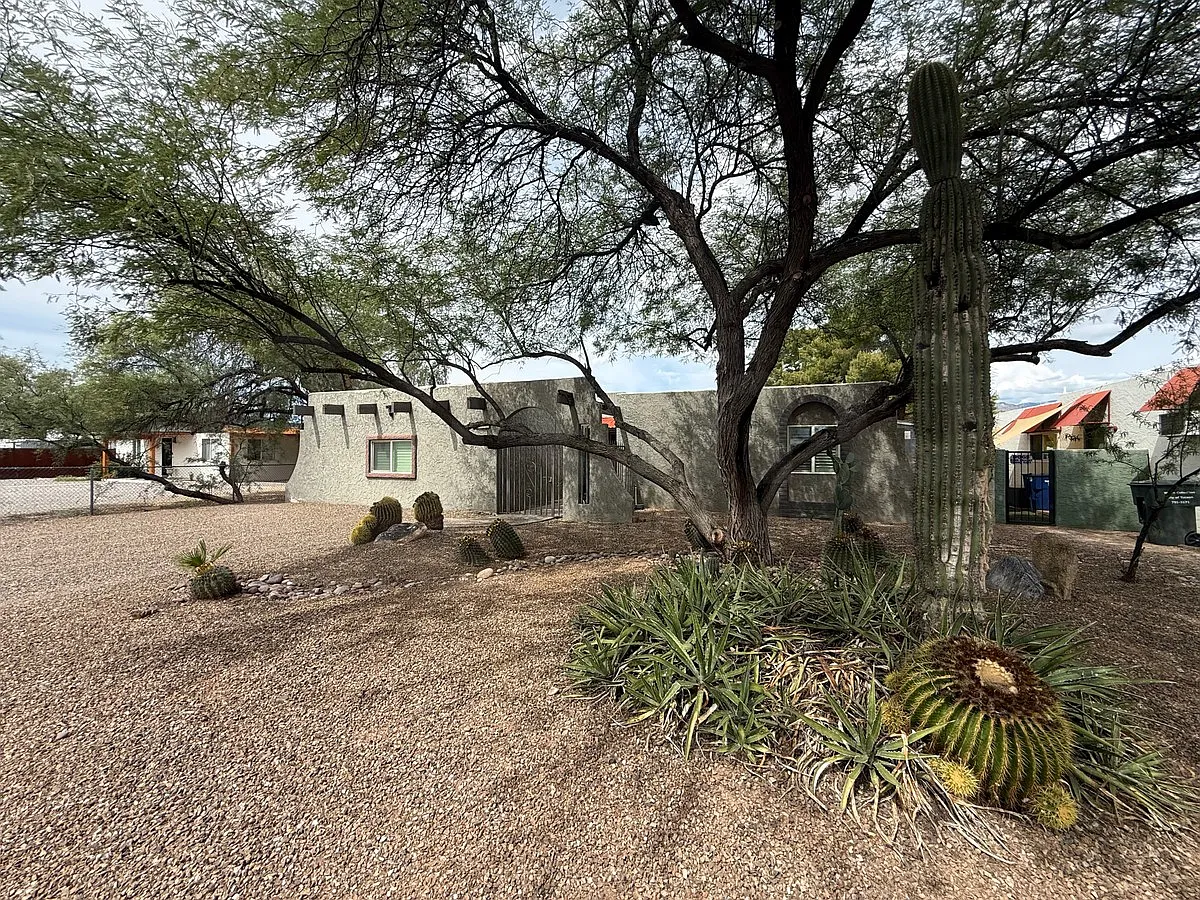 3 bed, 2.0 bath, 1900 sqft, $2,495 — Photo 2
